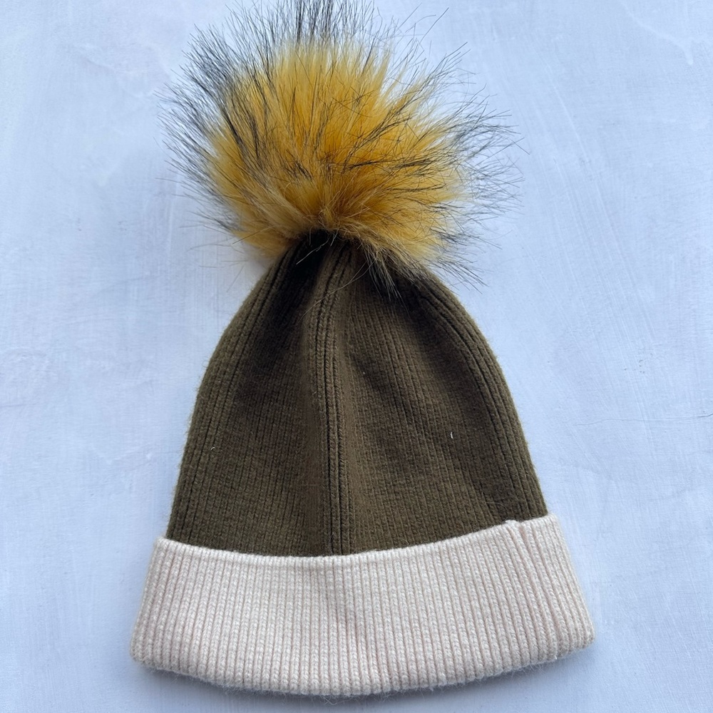 Norla Canada Pom Pom Beanie super soft